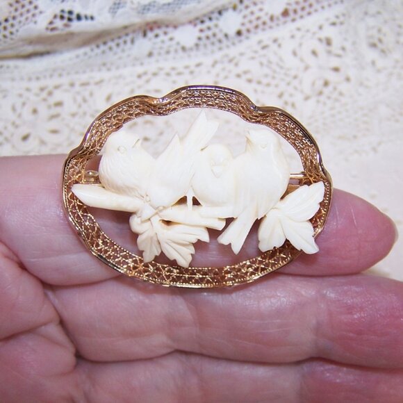 Oval Costume Gold Tone Filigree Pin Brooch - Carved Plastic Birds on Branch - Picture 3 of 5